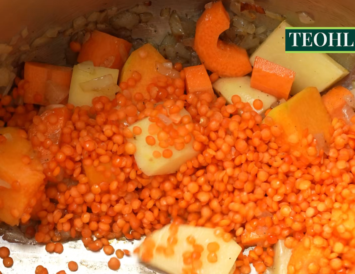 Heat-olive-oil-in-a-large-pot-over-medium-heat