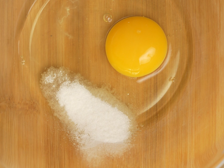 whisk-the-egg-with-vanilla