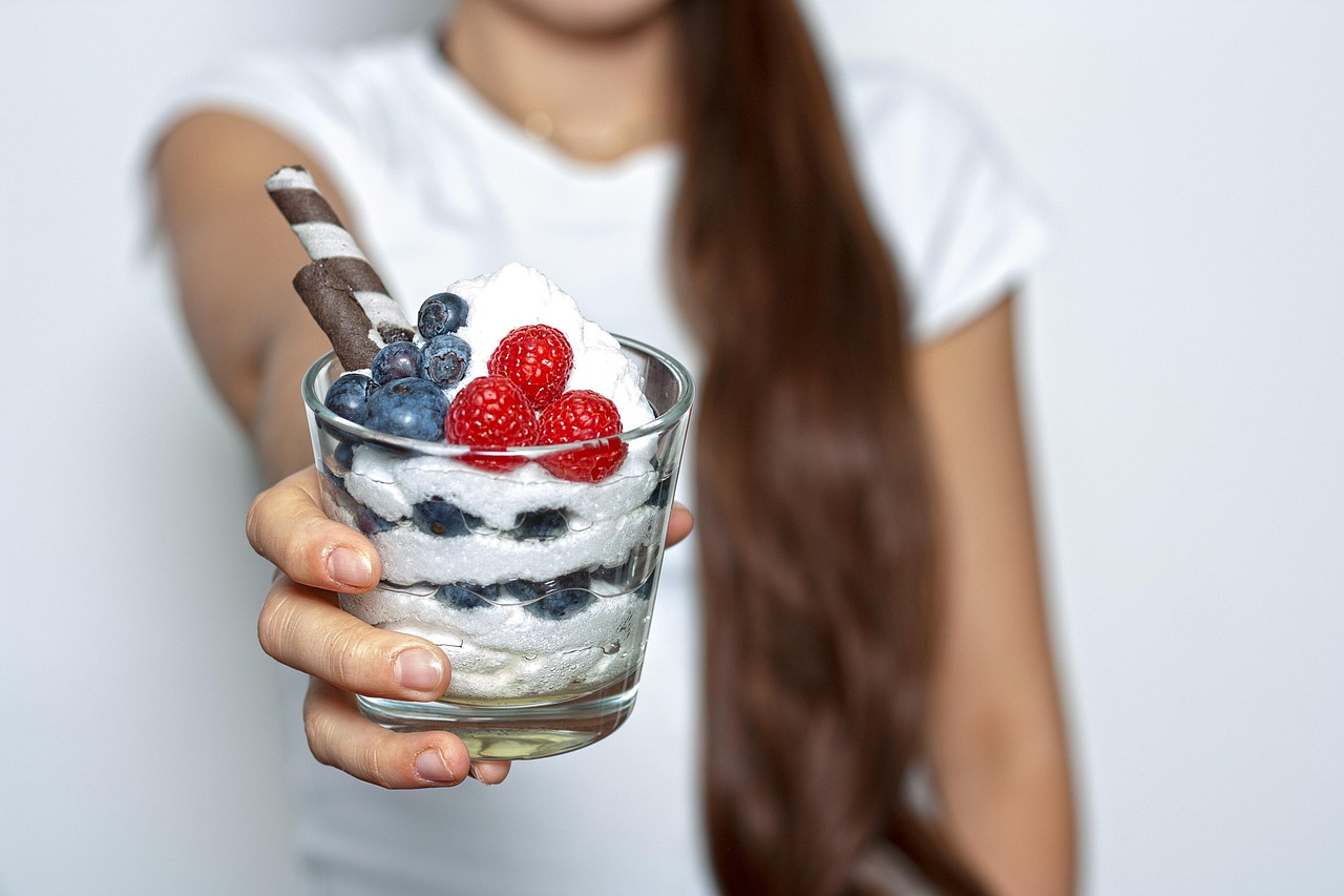 A bowl of cottage cheese with fresh raspberries and blueberries, a healthy high-protein snack inspired by Jackie Kennedy Onassis
