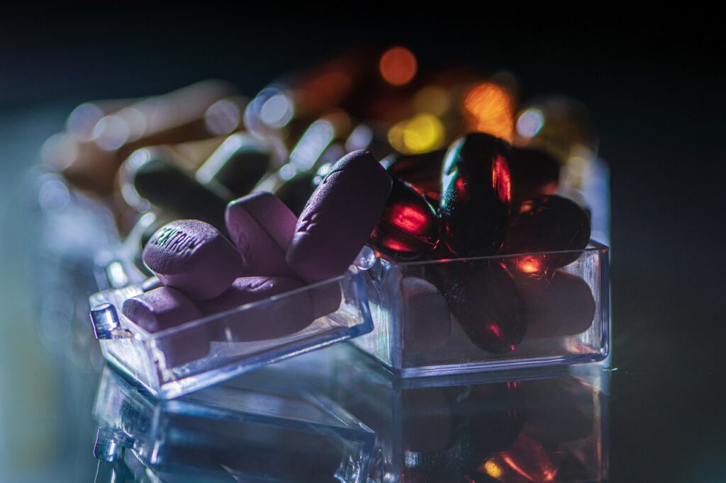 Assorted multivitamin pills and capsules in blue tones, representing supplement quality and choosing a quality multivitamin