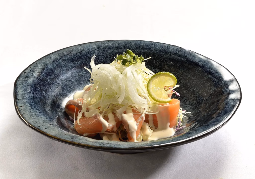 Fresh salmon salad with mixed vegetables on a plate, representing the Mediterranean diet's brain-healthy foods rich in omega-3 fatty acids, polyphenols, and antioxidants that help reduce cognitive decline risk in women.