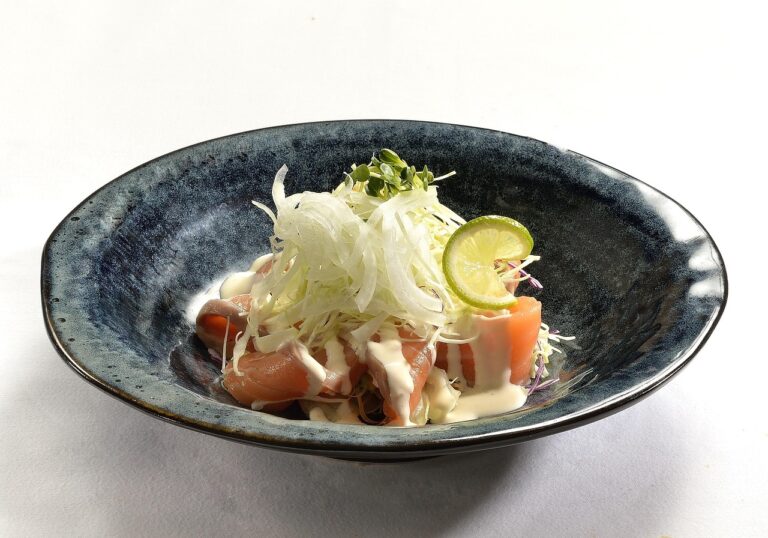 Fresh salmon salad with mixed vegetables on a plate, representing the Mediterranean diet's brain-healthy foods rich in omega-3 fatty acids, polyphenols, and antioxidants that help reduce cognitive decline risk in women.